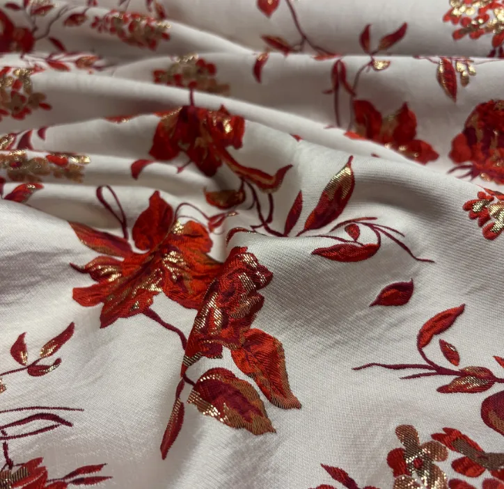 Jacquard licht oud roze met rode/gouden bloemen - Knipmode